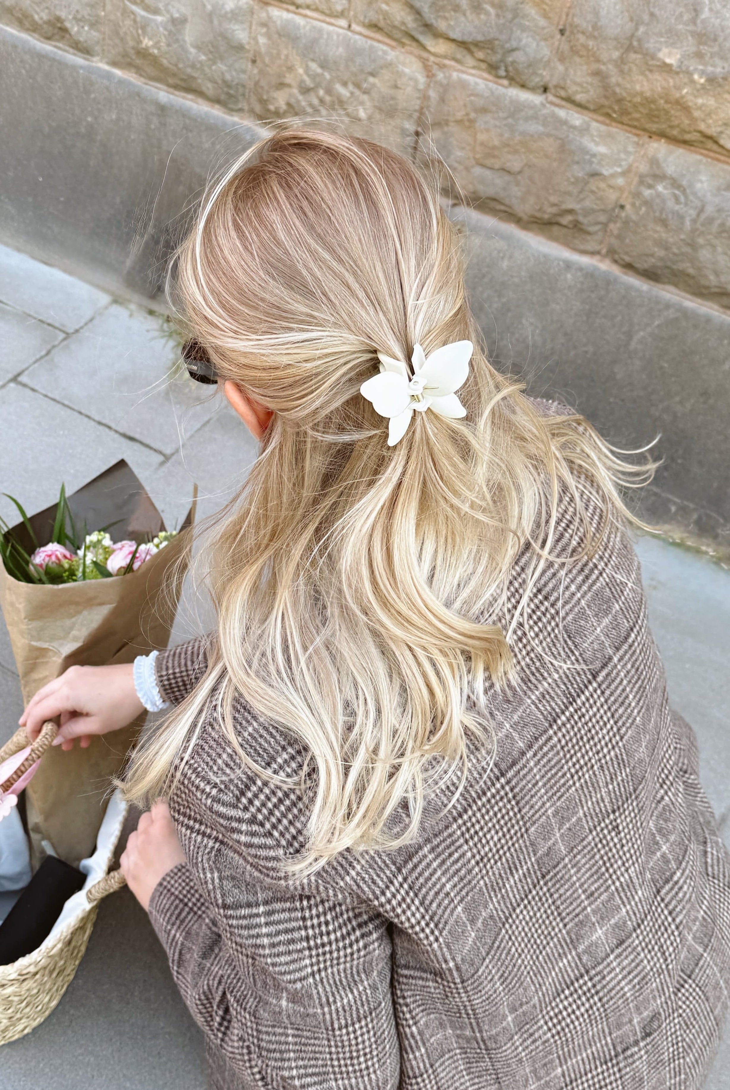 Vit hårklämma fjäril