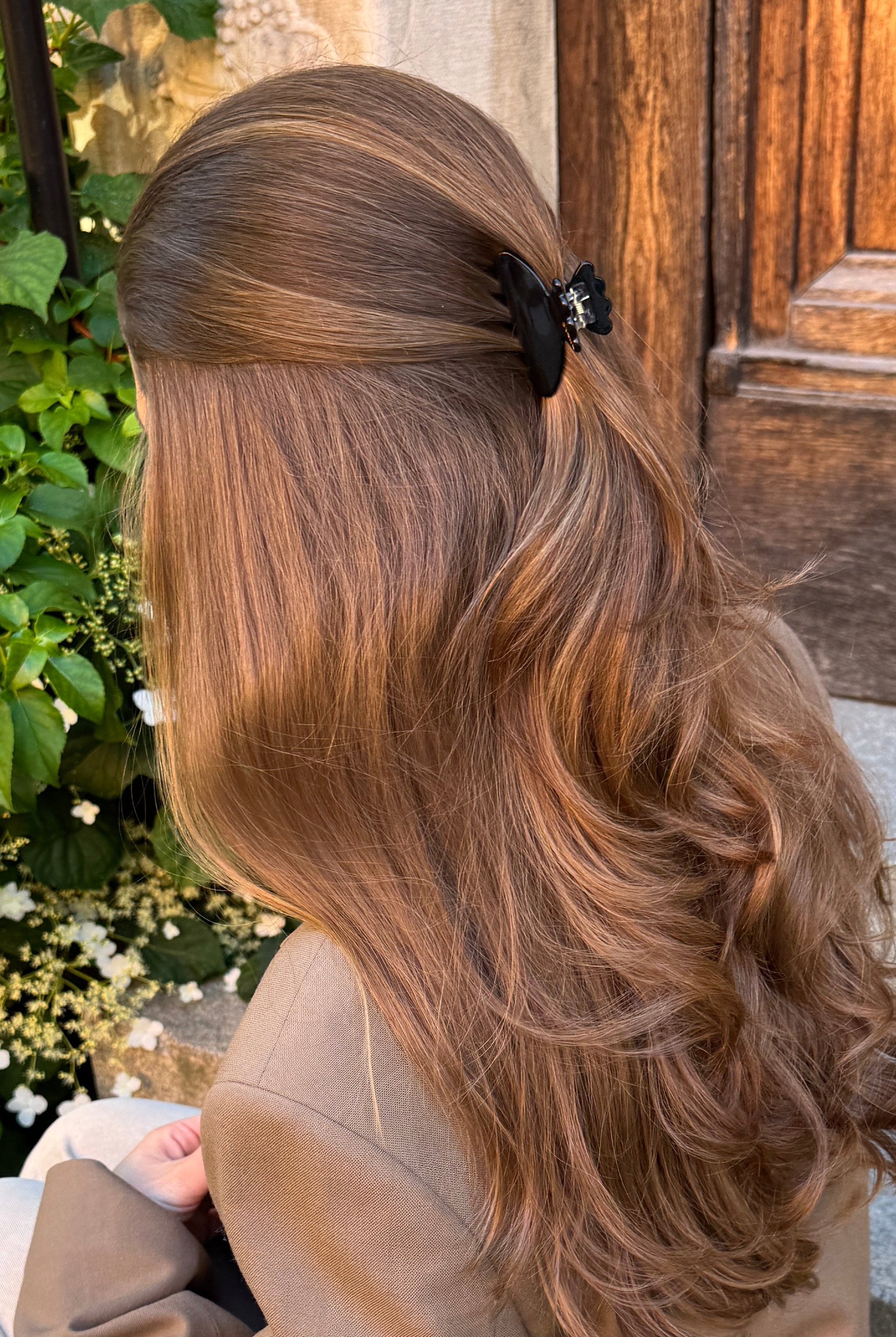 Svart petite hårklämma i håret, Cloud Clip från Stella Details
