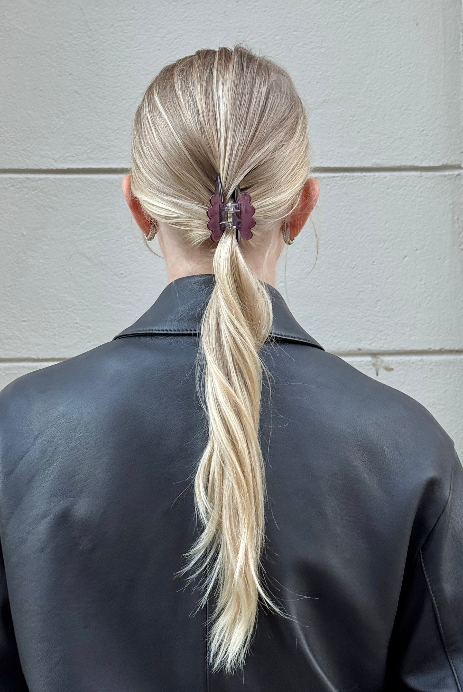 Burgundy hårklämma i håret, Cloud Clip från Stella Details