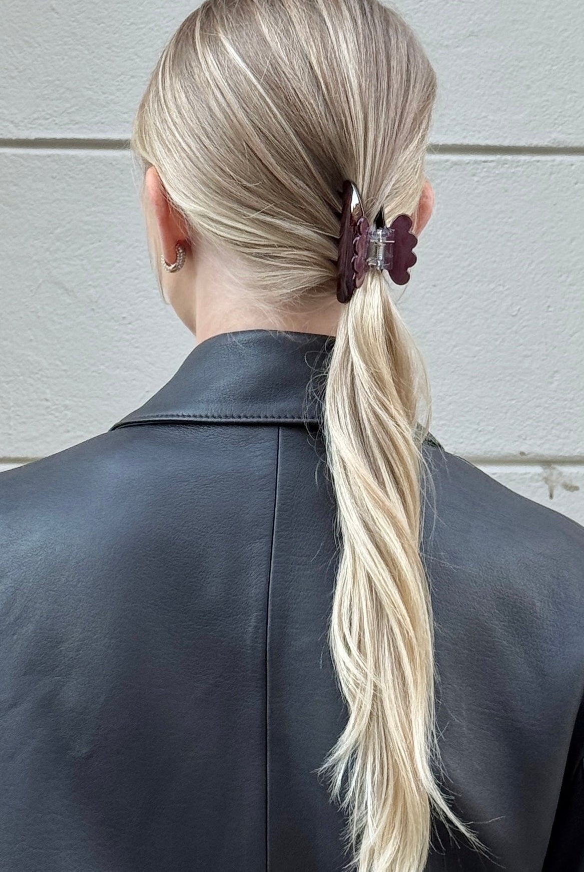 Cloud Clip i burgundy, alternativ vinkel i håret