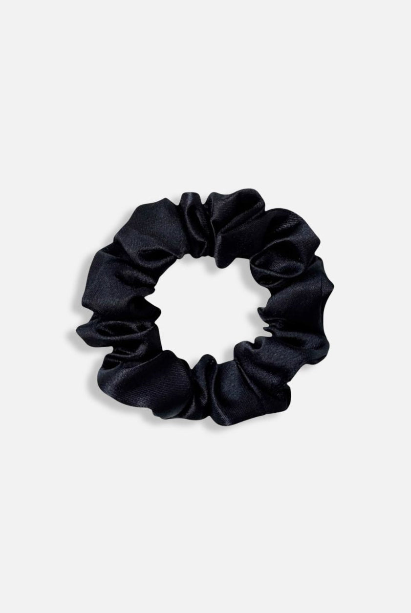Svart scrunchie från Stella Details.