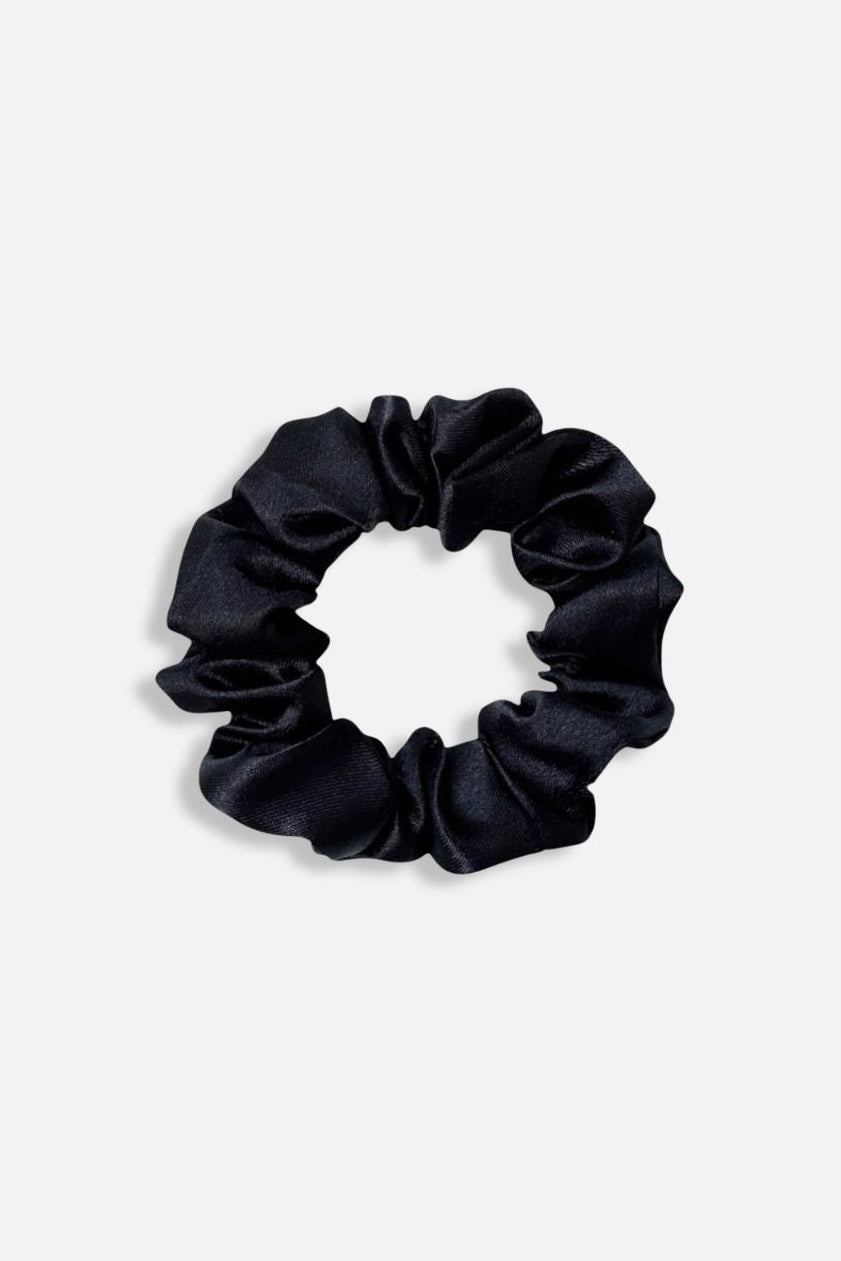 Svart scrunchie från Stella Details.