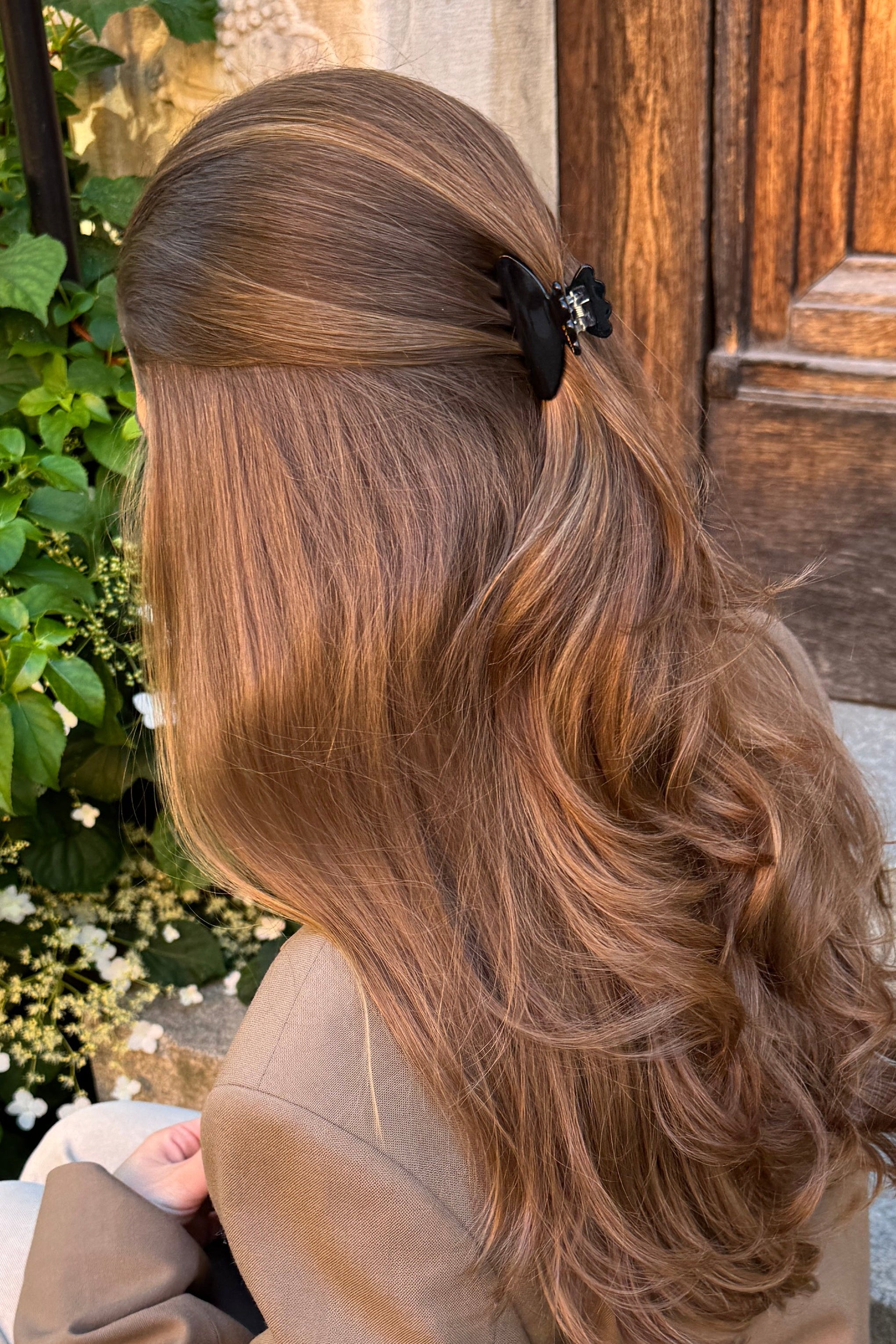 Svart petite hårklämma i håret, Cloud Clip från Stella Details