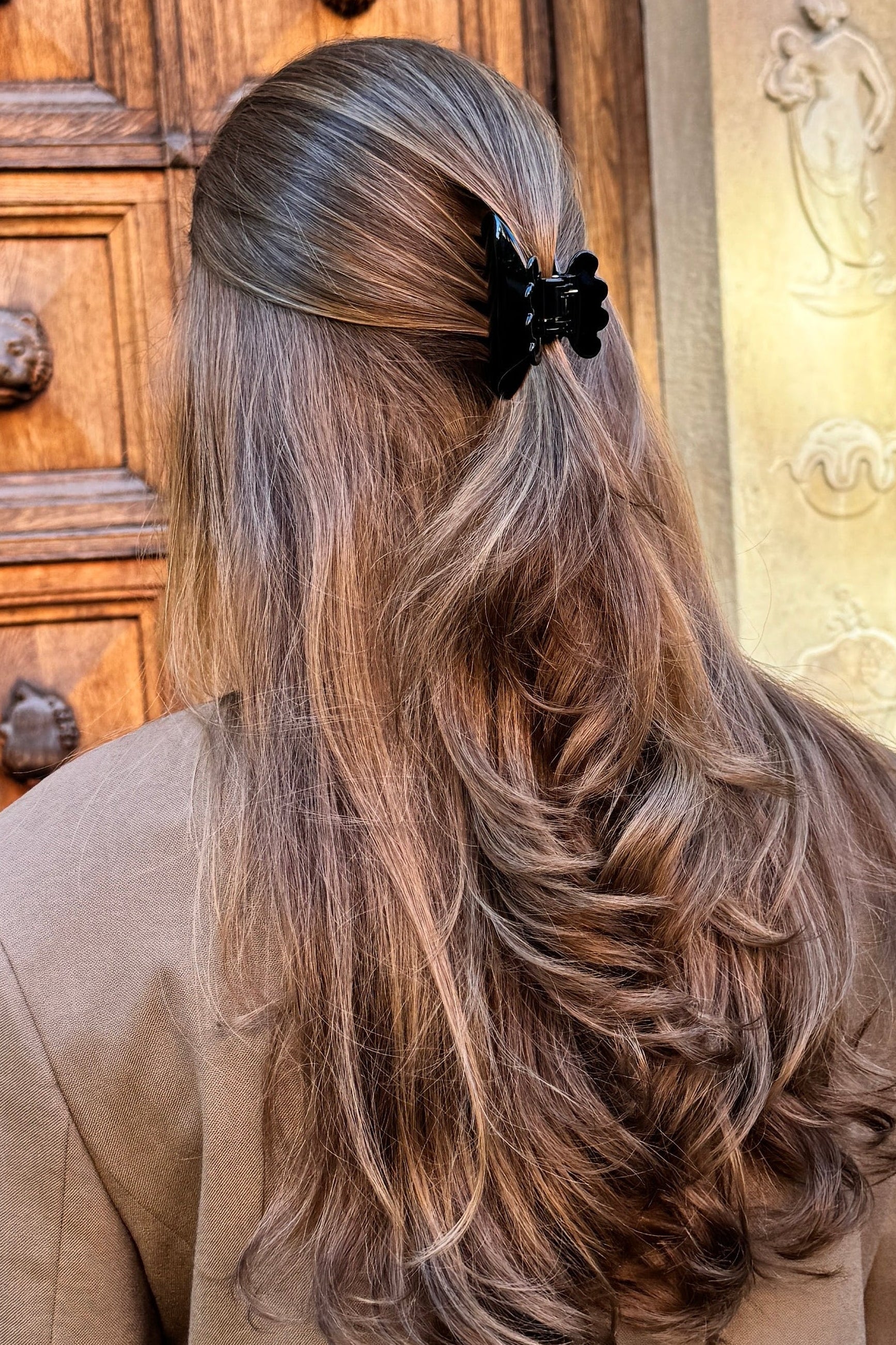 Svart hårklämma i håret, Cloud Clip från Stella Details