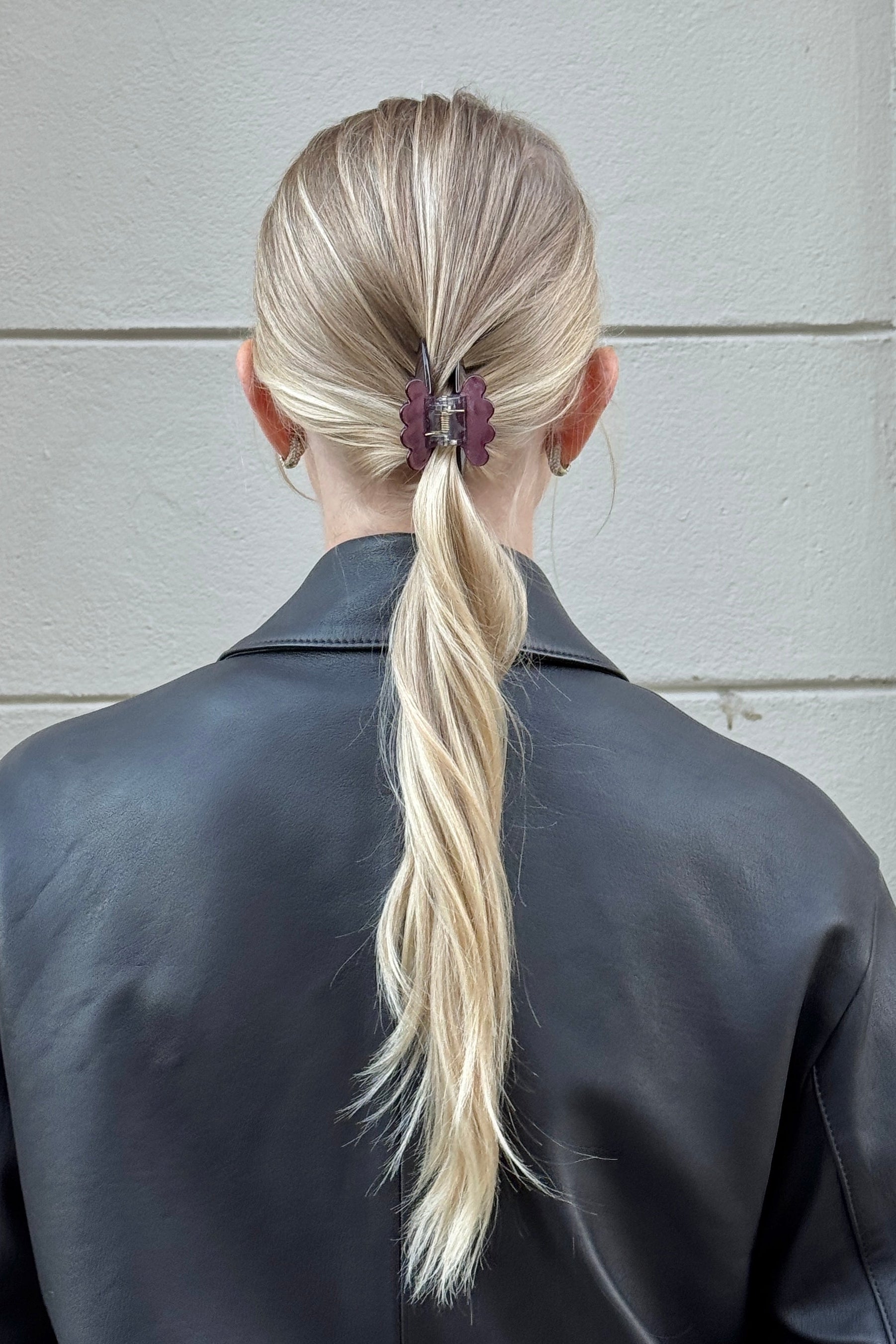 Burgundy hårklämma i håret, Cloud Clip från Stella Details