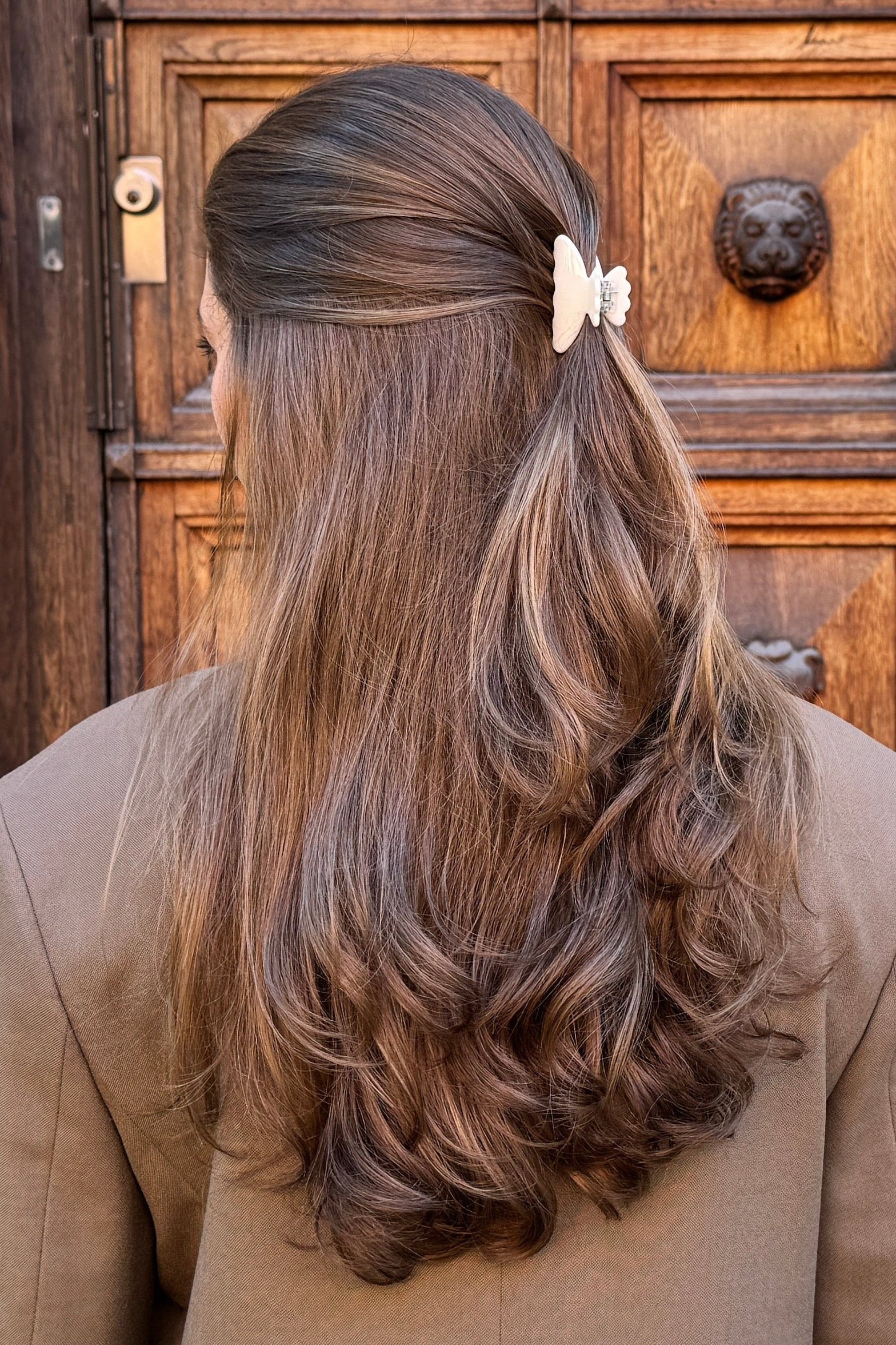 Vit petite hårklämma i håret, Cloud Clip från Stella Details