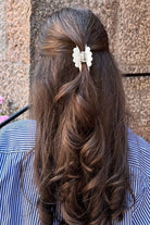 Vit hårklämma i håret, Cloud Clip från Stella Details