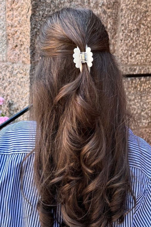 Vit hårklämma i håret, Cloud Clip från Stella Details