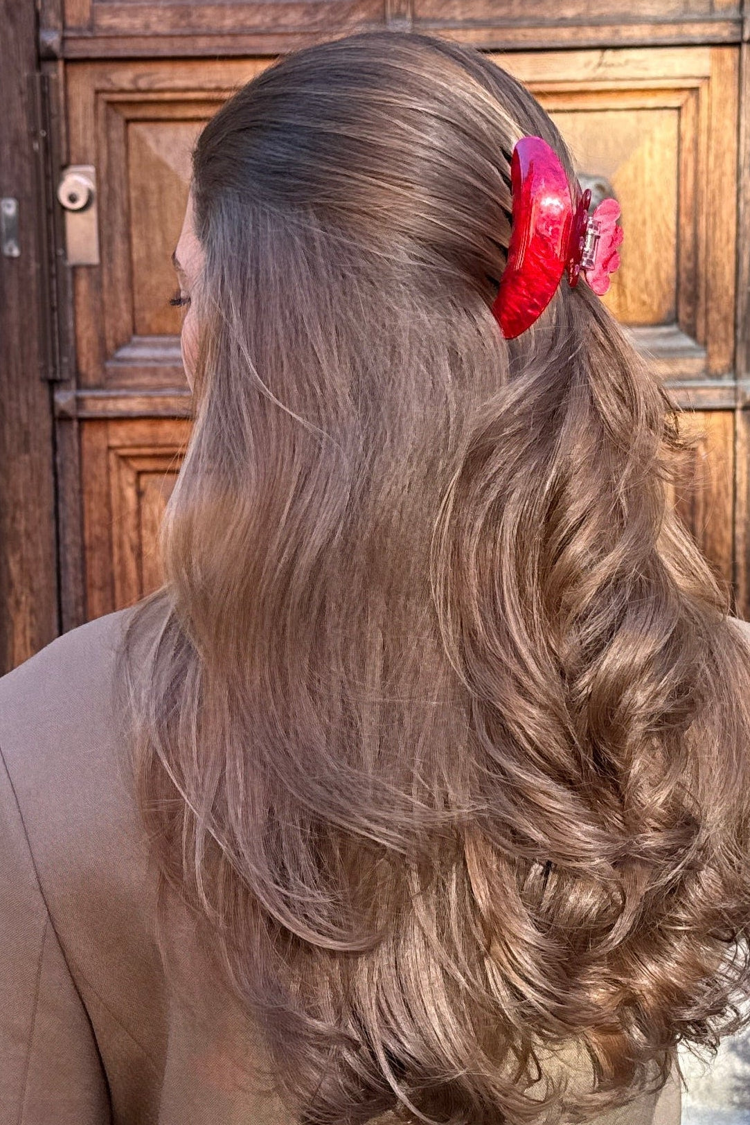 Röd hårklämma i håret, Cloud Clip från Stella Details