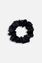 Svart scrunchie från Stella Details.